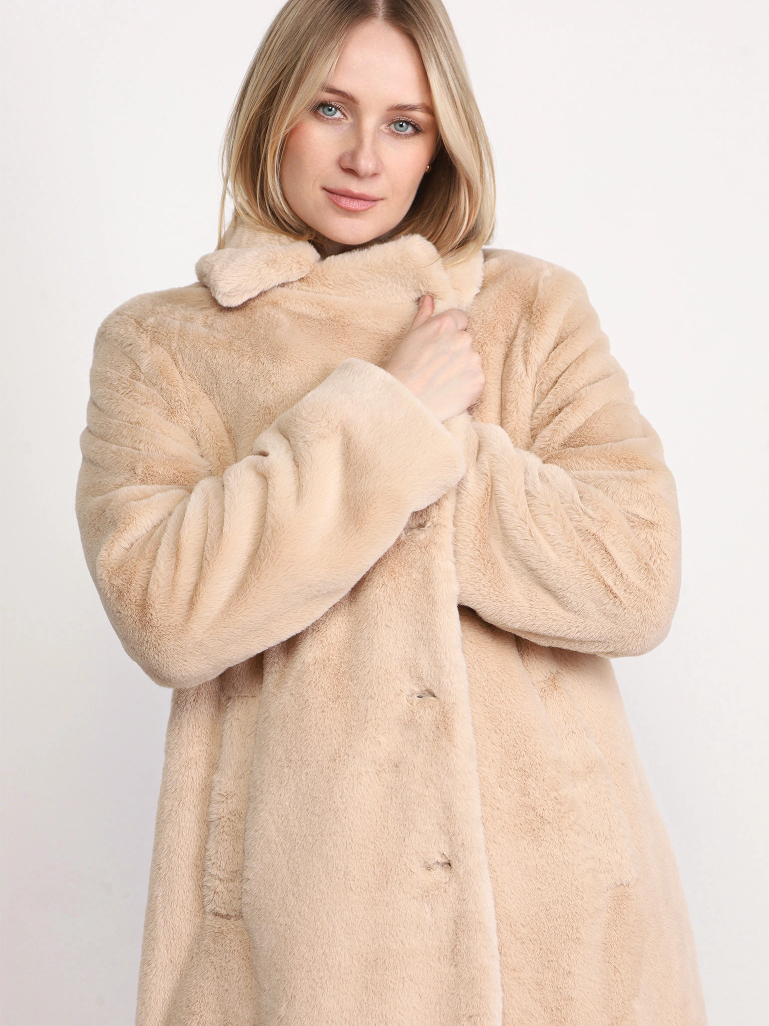 Полупальто бежевого цвета с отложным воротником